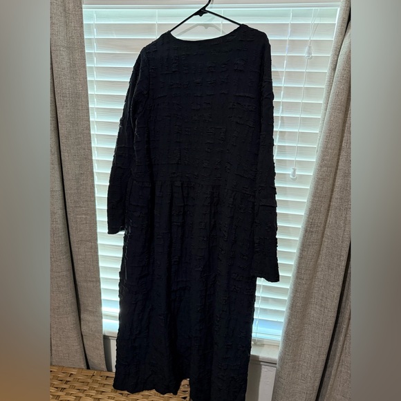 Elegant Black Midi Dress - Picture 4 of 5